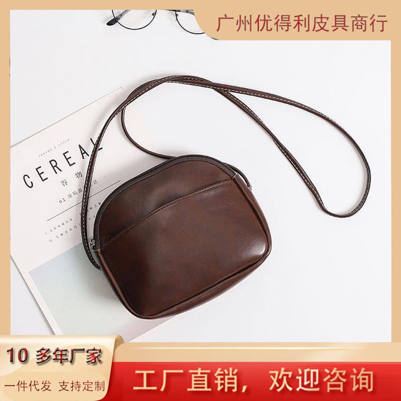 2025 Retro Fashion Small Bag Shoulder Bag Crossbody Bag New Shell Rad Casual Bag Women's Daily Commuting Small Bag