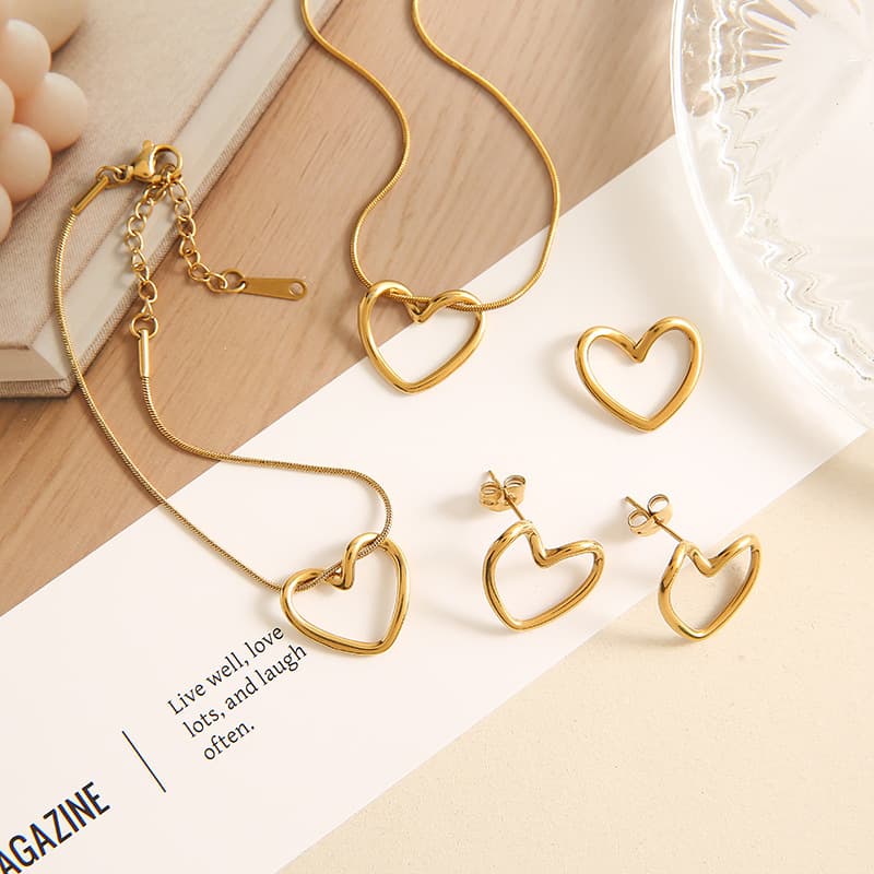 Fashionable Minimalist Light Luxury Niche Hollow Heart Titanium Steel Necklace for Women European and American Hot-Selling Collarbone Chain Irregular Pendant Accessory